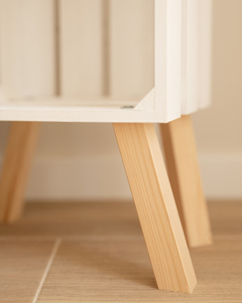 Mesa de cabeceira em madeira maciça em tom branco medindo 66x255cm