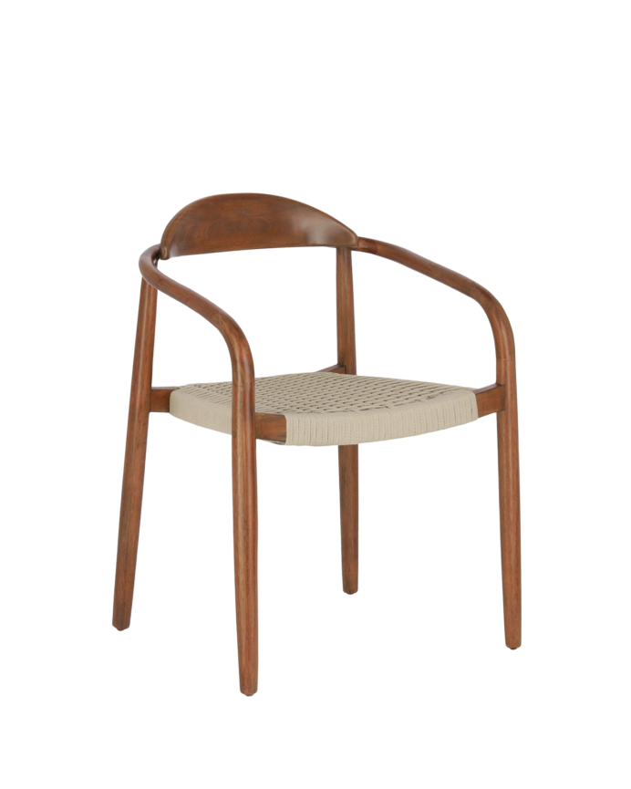 Cadeiras com estrutura em madeira de eucalipto e assento em corda bege medindo 77x50cm