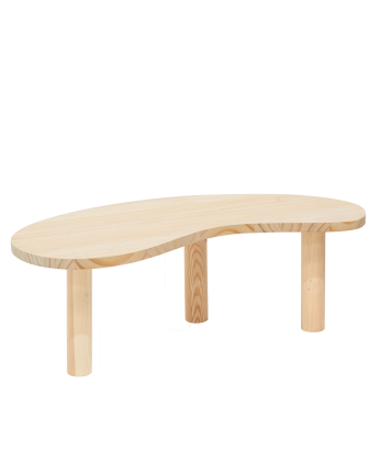 Mesa de centro de madeira maciça com formas orgânicas em tom natural de vários tamanhos