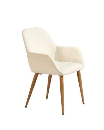 Cadeira bouclé branca com pernas de metal em tom carvalho de 82 cm