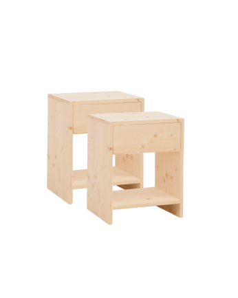 Conjunto de 2 mesinhas de cabeceira em madeira maciça com 1 gaveta em tom natural de diferentes dimensões.