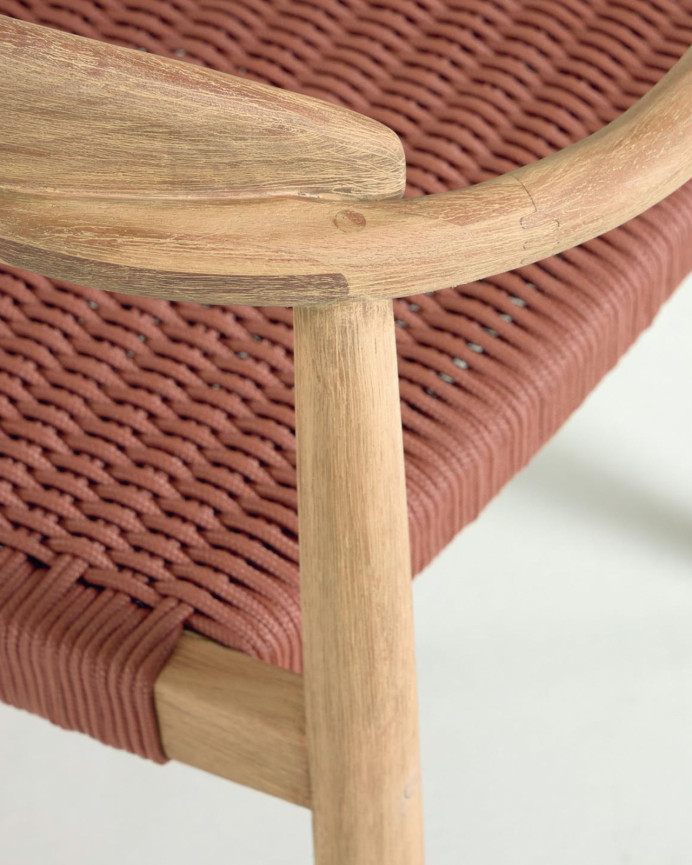 Cadeiras com estrutura em madeira de eucalipto e assento em corda vermelha 77x50cm