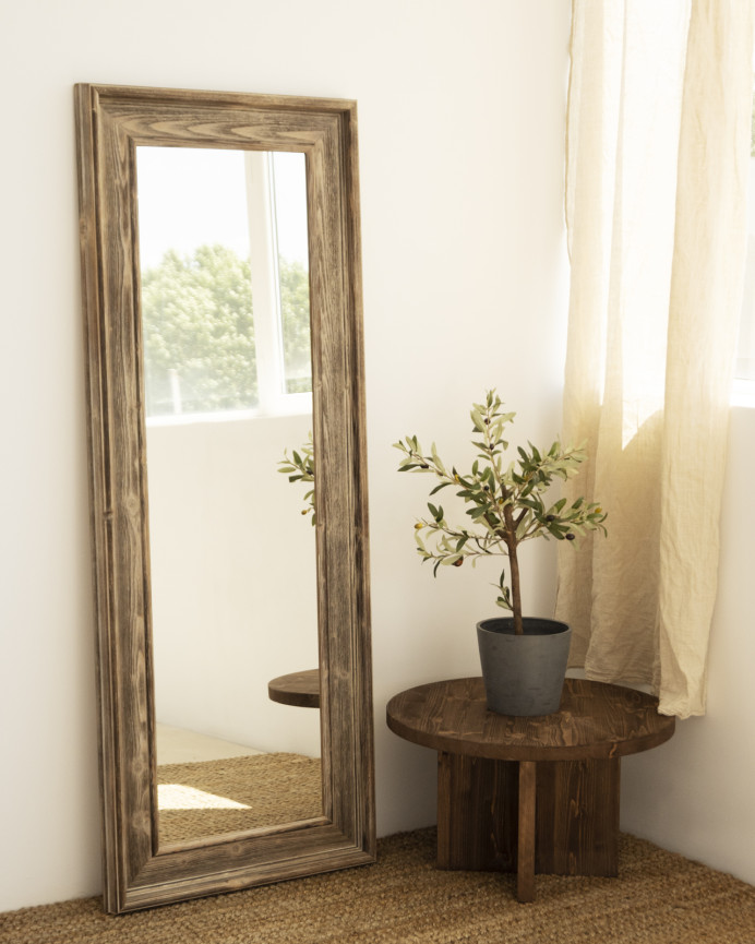 Espelho de madeira maciça em formato retangular com acabamento em nogueira em vários tamanhos