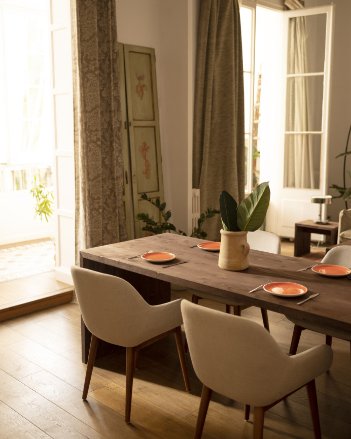 Mesa de jantar de madeira maciça em tom de nogueira de vários tamanhos