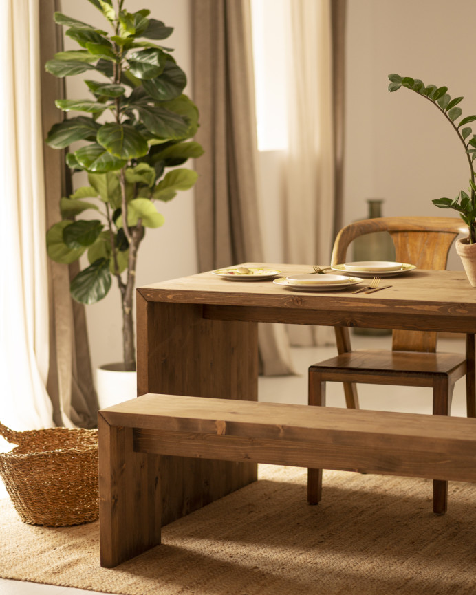 Mesa de jantar e banco em madeira maciça em tom de nogueira de vários tamanhos