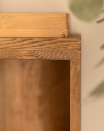 Mesa lateral de madeira maciça em tom carvalho escuro
