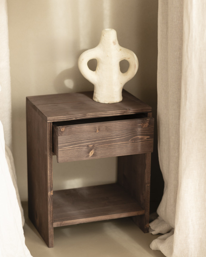 Mesa de cabeceira de madeira maciça com uma gaveta em tom nogueira em vários tamanhos