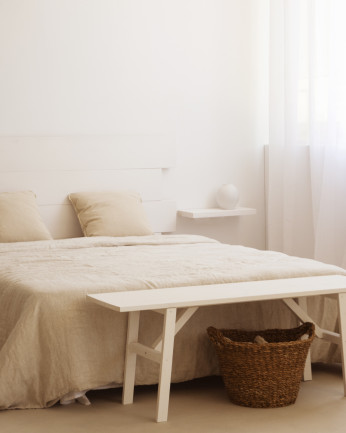 Mesa de cabeceira flutuante de madeira maciça em tom branco de 45cm
