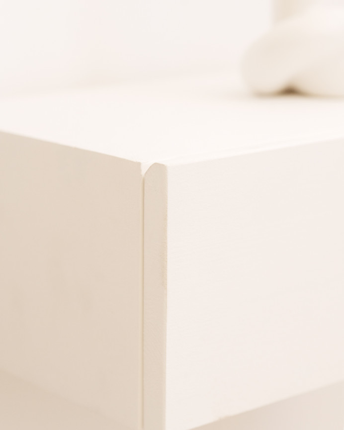 Mesa de cabeceira flutuante de madeira maciça em tom branco de 40cm