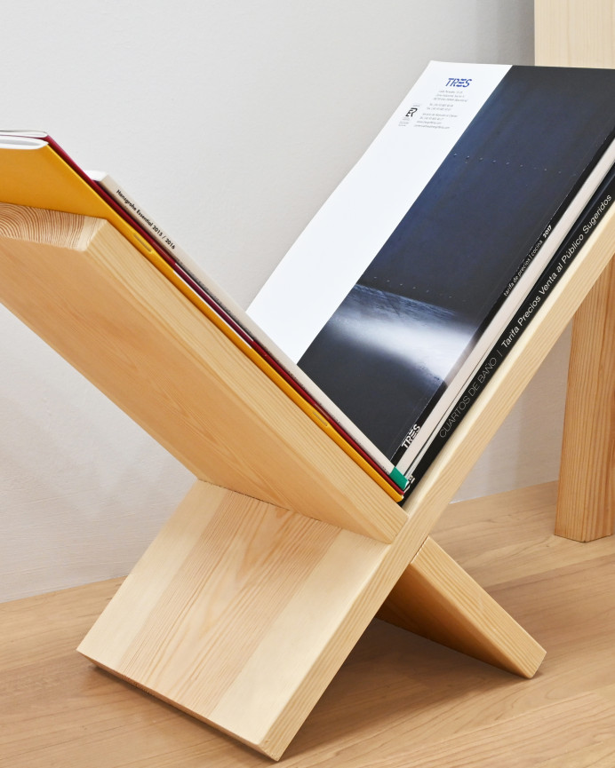 Porta-revistas em madeira maciça em tom natural 30x40cm