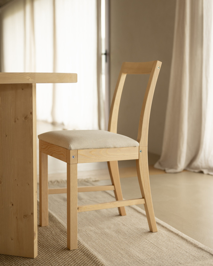Cadeira de madeira maciça e assento estofado bege de 83cm