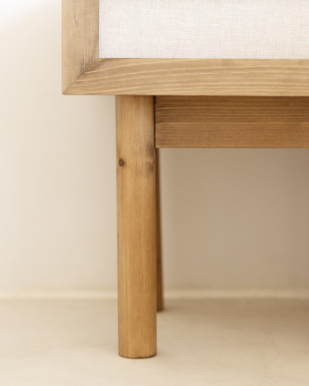 Mesa de cabeceira em madeira maciça e linho com uma gaveta em tom carvalho escuro 40x45cm