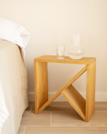 Mesa de cabeceira ou mesa auxiliar em madeira maciça em tom oliveira de vários tamanhos