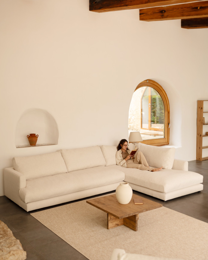 Sofá com chaise longue em tom branco em diferentes tamanhos