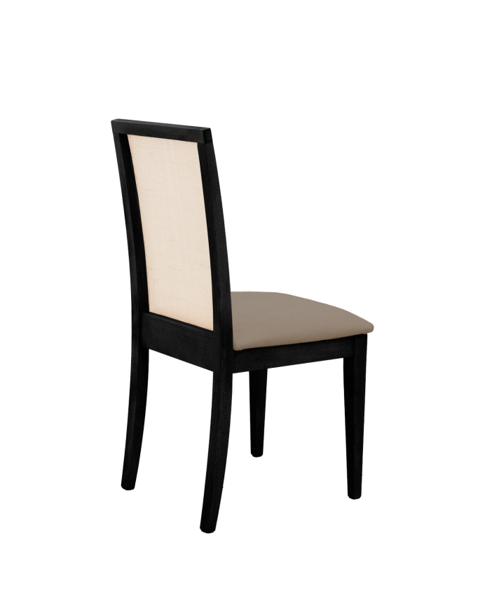 Cadeira estofada em tom marrom taupe com pernas de madeira em preto medindo 955cm