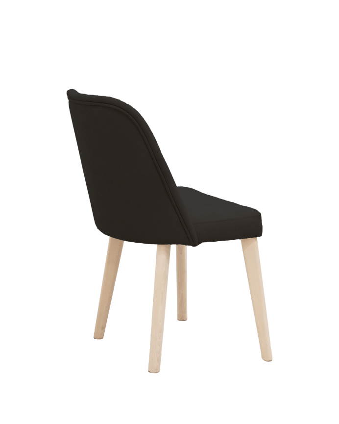 Cadeira estofada em preto com pernas de madeira em tom natural de 87cm