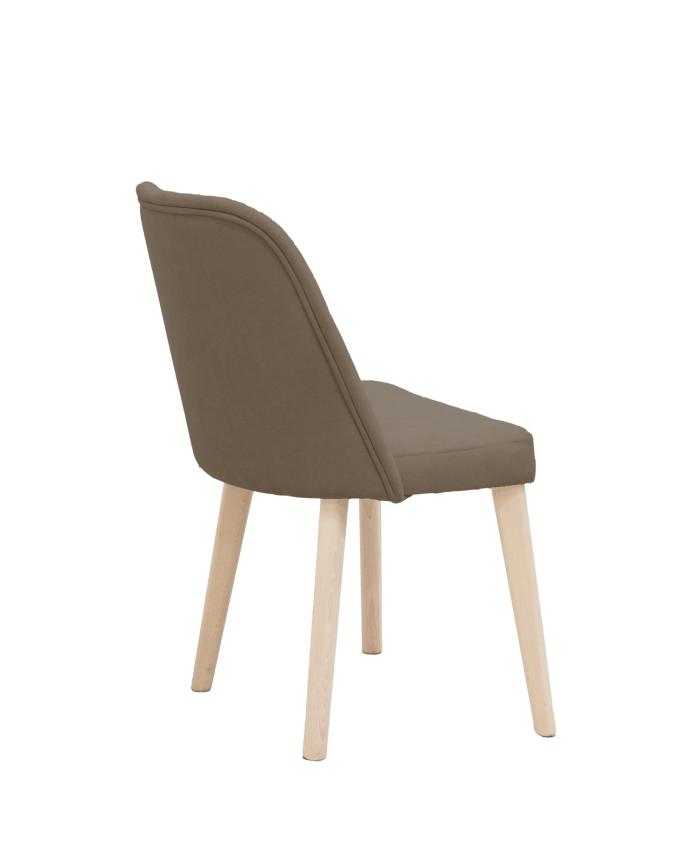 Cadeira estofada marrom ardósia com pernas de madeira em tom natural de 87cm
