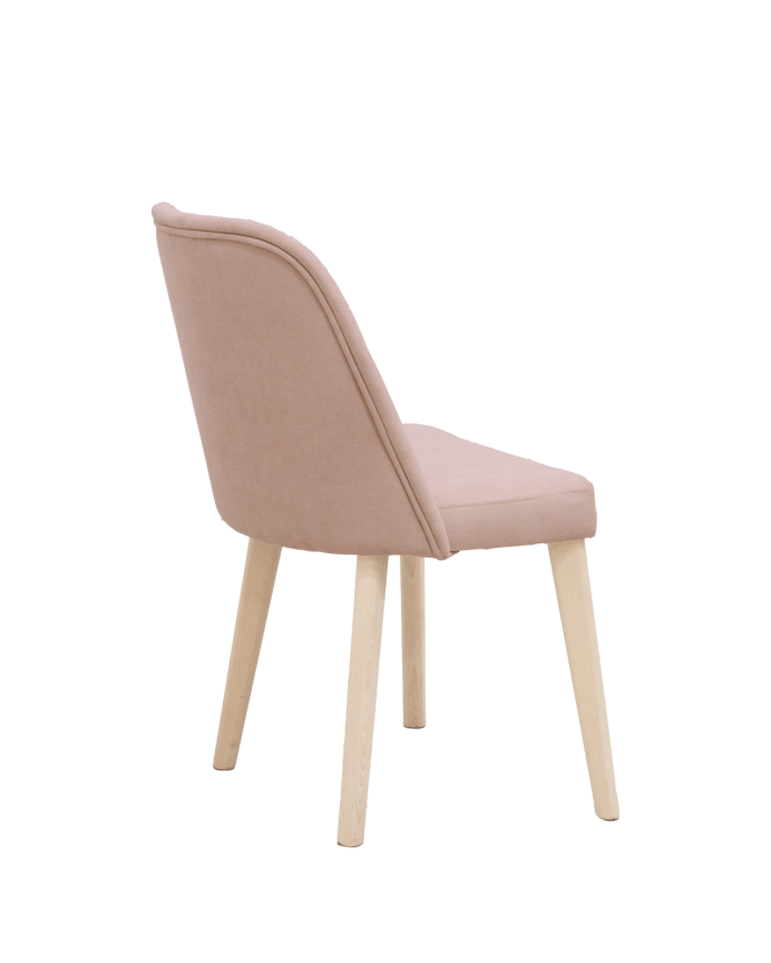 Cadeira estofada cor-de-rosa com pernas de madeira em tom natural de 87cm