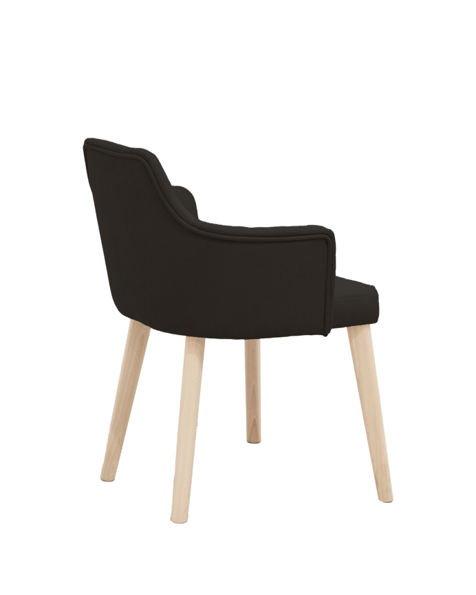 Cadeira estofada de cor preta com pernas de madeira em tom natural de 95cm