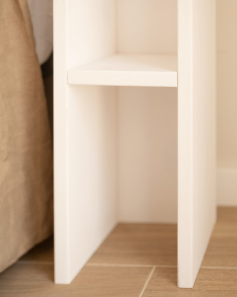 Pacote de 2 mesinhas de cabeceira ou mesas auxiliares em madeira maciça em tom branco 60x20cm