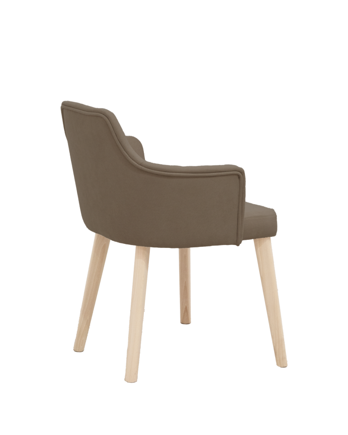 Cadeira estofada em marrom taupe com pernas de madeira em tom natural de 95cm