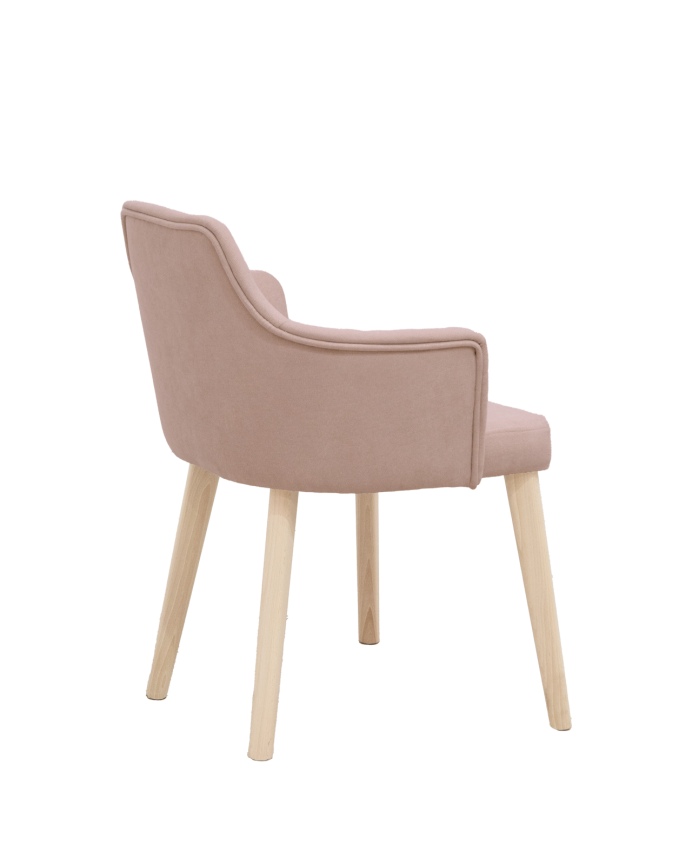 Cadeira estofada cor-de-rosa com pernas de madeira em tom natural de 95cm
