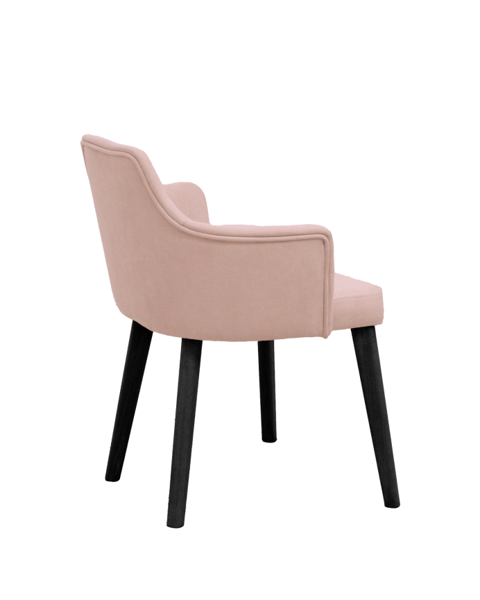 Cadeira estofada cor-de-rosa com pernas de madeira em tom preto de 95cm