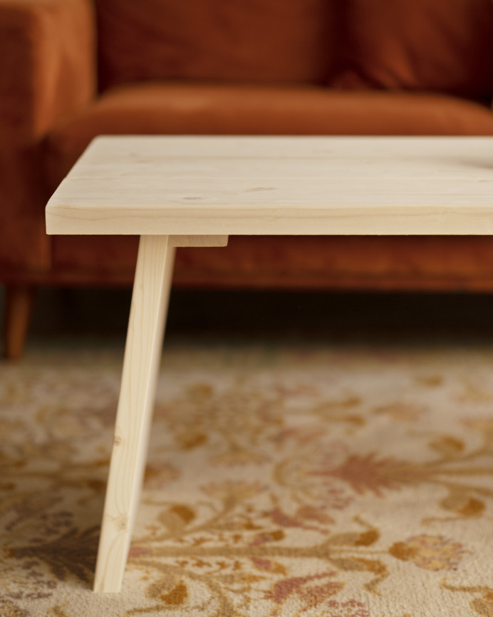 Mesa de centro de madeira maciça com acabamento natural 120x60cm