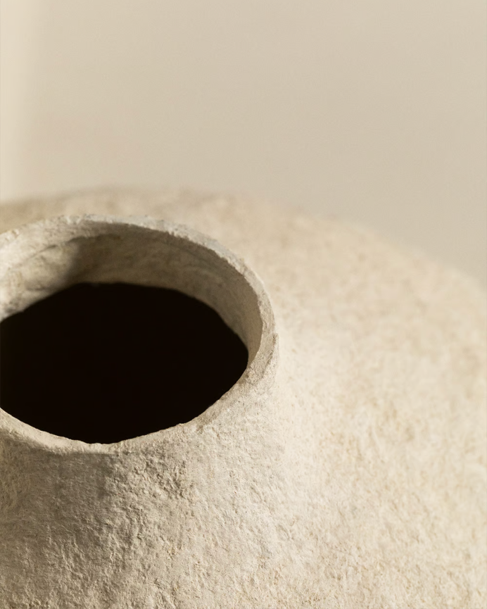 Vaso de papel machê bege de 20x21cm