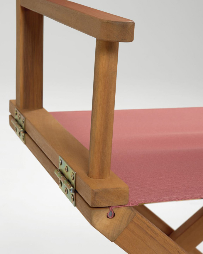 Cadeiras com braços em madeira maciça de acácia e assento em tecido vermelho medindo 88x5515cm