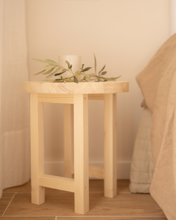 Mesa de cabeceira em madeira maciça em tom natural 40x35cm