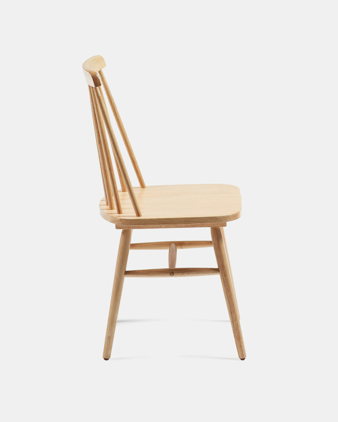 Cadeiras confeccionadas em madeira maciça de seringueira pintada em tom natural medindo 89x43cm