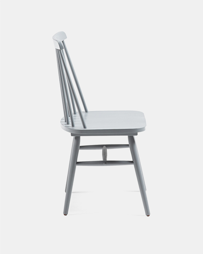 Cadeiras confeccionadas em madeira maciça de seringueira pintada em tom cinza medindo 89x43cm