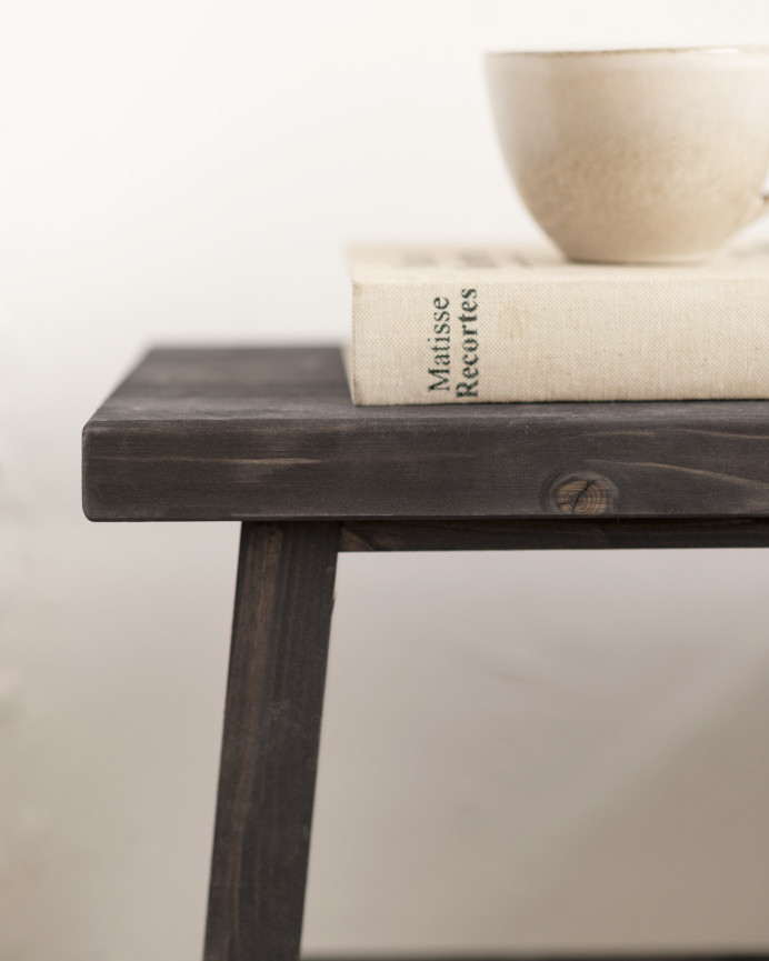 Mesa de cabeceira ou mesa auxiliar em madeira maciça em tom preto medindo 45x39cm