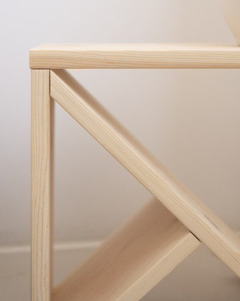 Mesa de cabeceira ou mesa auxiliar em madeira maciça em tom natural de vários tamanhos