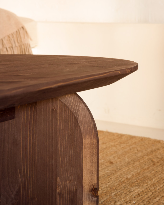 Mesa de centro oval de madeira maciça em tom de nogueira em vários tamanhos
