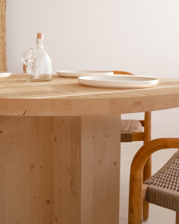 Mesa de jantar redonda de madeira maciça em tom carvalho médio Ø110