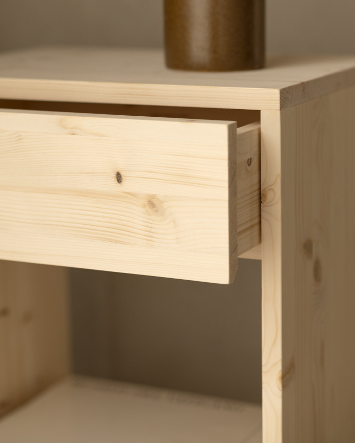 Mesa de cabeceira em madeira maciça com gaveta em tom natural em vários tamanhos