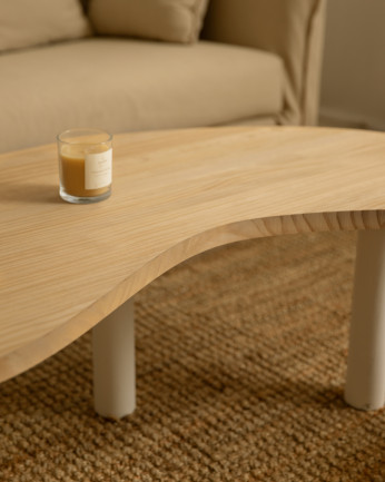 Mesa de centro de madeira maciça com formas orgânicas em tom médio de carvalho e pés em tom branco de vários tamanhos