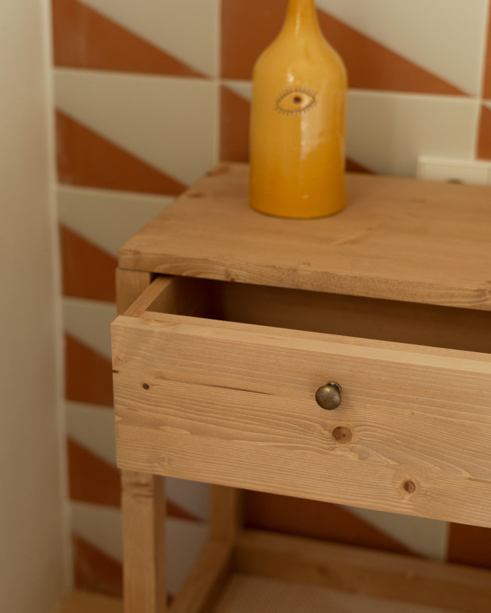 Mesa de cabeceira em madeira maciça com uma gaveta em tom carvalho médio 61x42cm