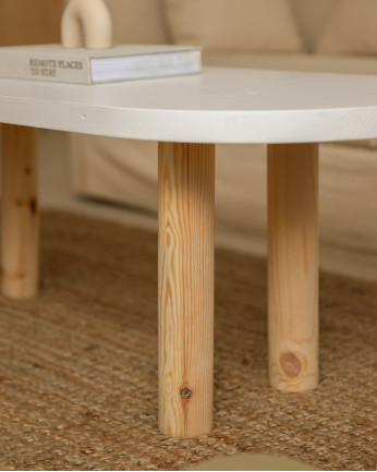 Mesa de centro oval em madeira maciça com tampo branco e pés em tom natural medindo 40x120cm
