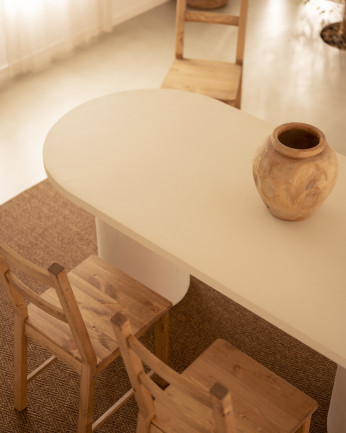 Mesa de jantar oval de microcimento em tom off-white em vários tamanhos