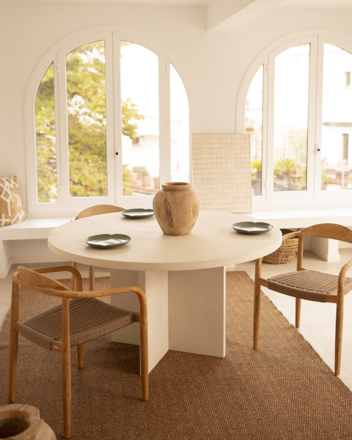 Mesa de jantar redonda de microcimento em tom branco em vários tamanhos