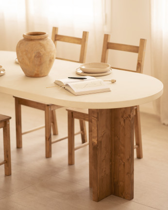 Mesa de jantar oval de microcimento em tom esbranquiçado com pés de madeira em tom carvalho escuro em vários tamanhos