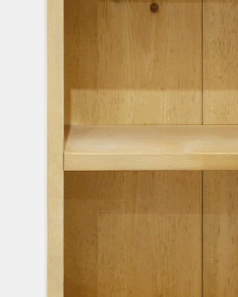 Mesa lateral de madeira maciça em tom oliveira.