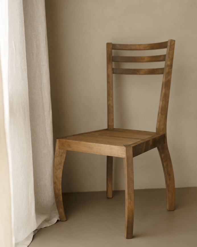 Cadeira de madeira maciça de pinho em tom de carvalho escuro de 95cm