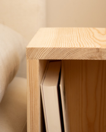 Pacote de 2 mesinhas de cabeceira ou mesas auxiliares em madeira maciça em tom natural 60x20cm