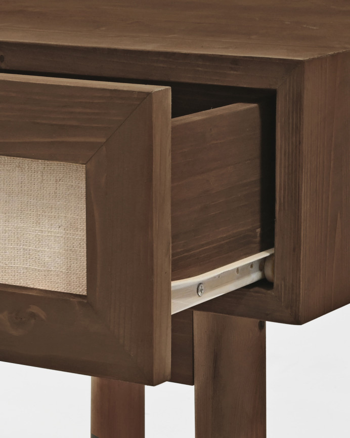 Mesa de centro de madeira maciça com gaveta e tecido de linho tom nogueira medindo 45x40cm