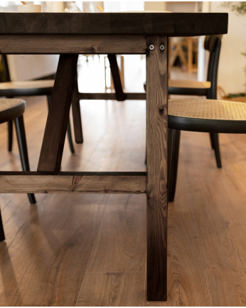 Mesa de jantar de madeira maciça em tom de nogueira de vários tamanhos