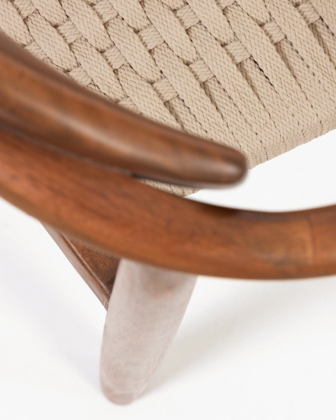 Cadeiras com estrutura em madeira de eucalipto e assento em corda bege medindo 77x50cm